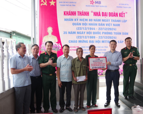 Phối hợp bàn giao nhà Đại đoàn kết cho hộ nghèo, gia đình chính sách tại các địa phương