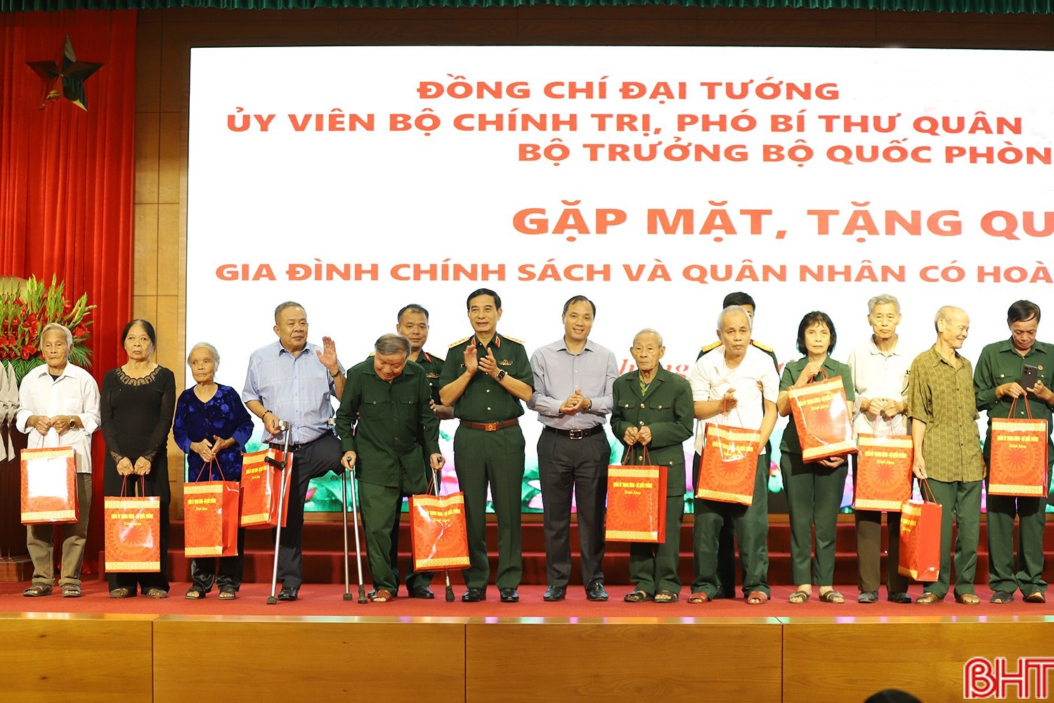 Bộ trưởng Bộ Quốc phòng tặng quà gia đình chính sách, quân nhân có hoàn cảnh khó khăn