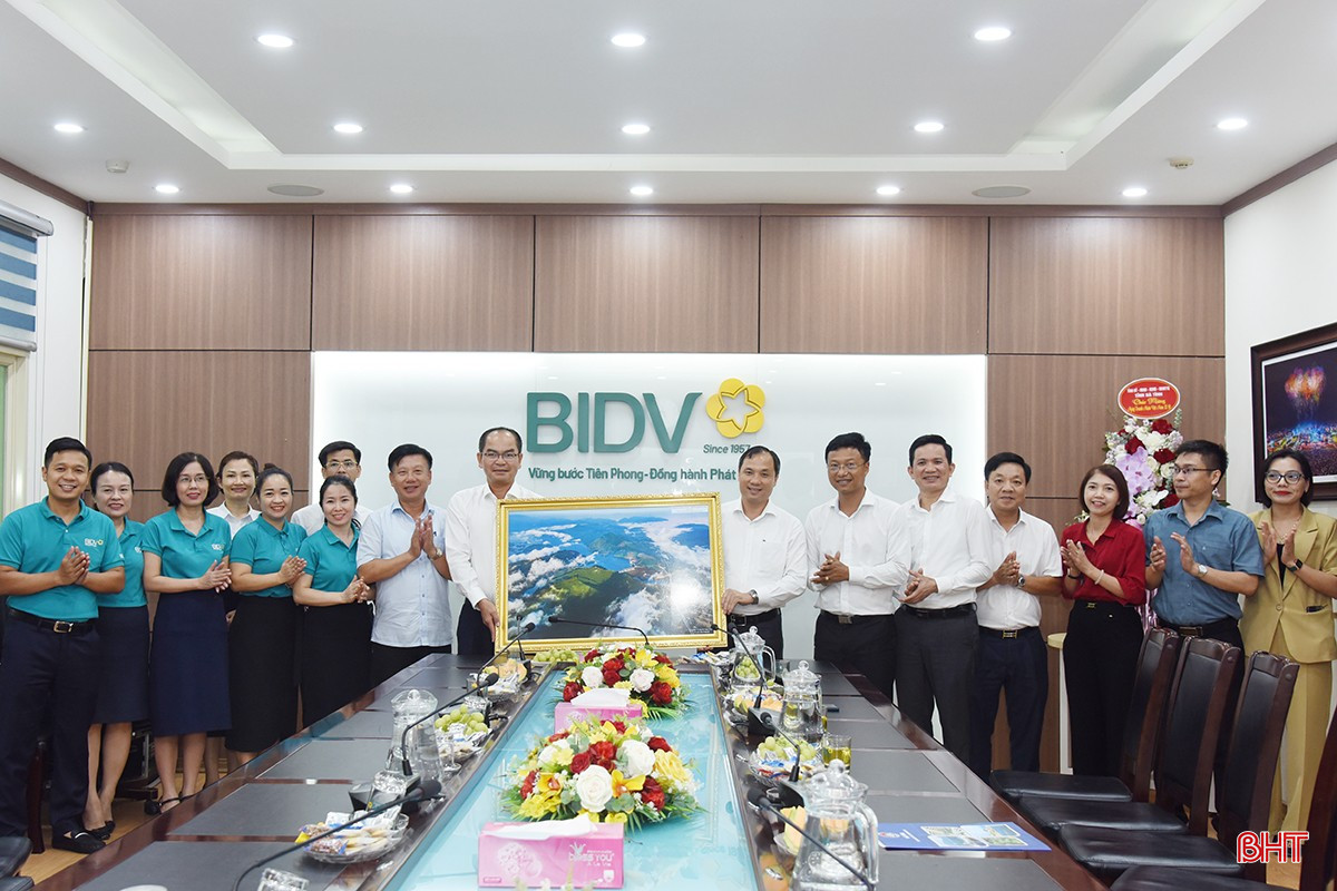 Bí thư Tỉnh ủy Hà Tĩnh chúc mừng các doanh nghiệp, doanh nhân