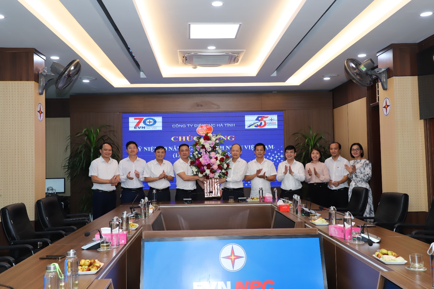 Các cơ quan, đơn vị trên địa bàn chúc mừng Công ty Điện lực Hà Tĩnh nhân ngày Doanh nhân Việt Nam