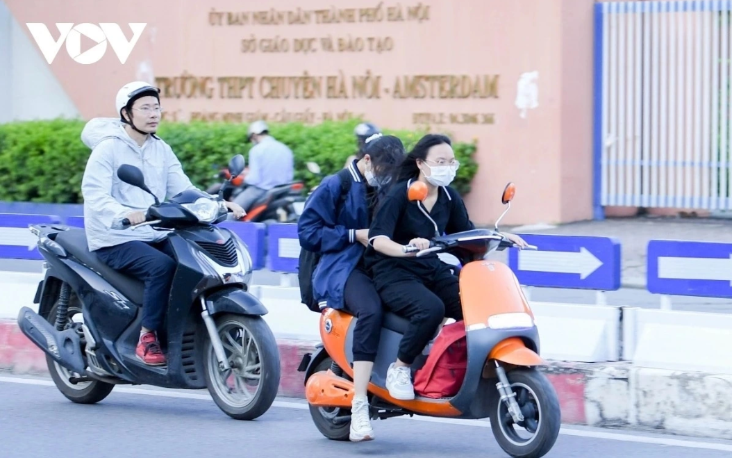 Rất nhiều gia đình cố tình giao xe máy điện cho học sinh dưới 16 tuổi