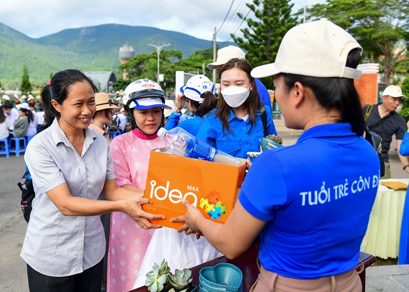 “Ngày hội Côn Đảo xanh” thu gom rác nhựa, làm sạch biển xanh.