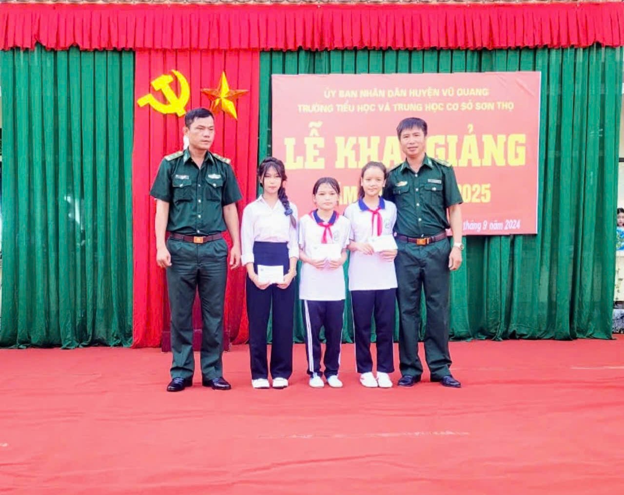 Đồn Biên phòng Hương Quang: Tặng quà cho học sinh chương trình "Nâng bước em đến trường"