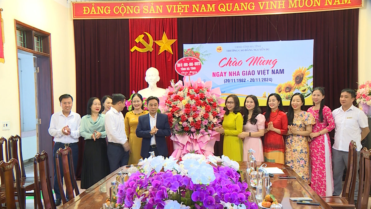 Phó Bí thư Thường trực Tỉnh ủy chúc mừng ngày 20/11