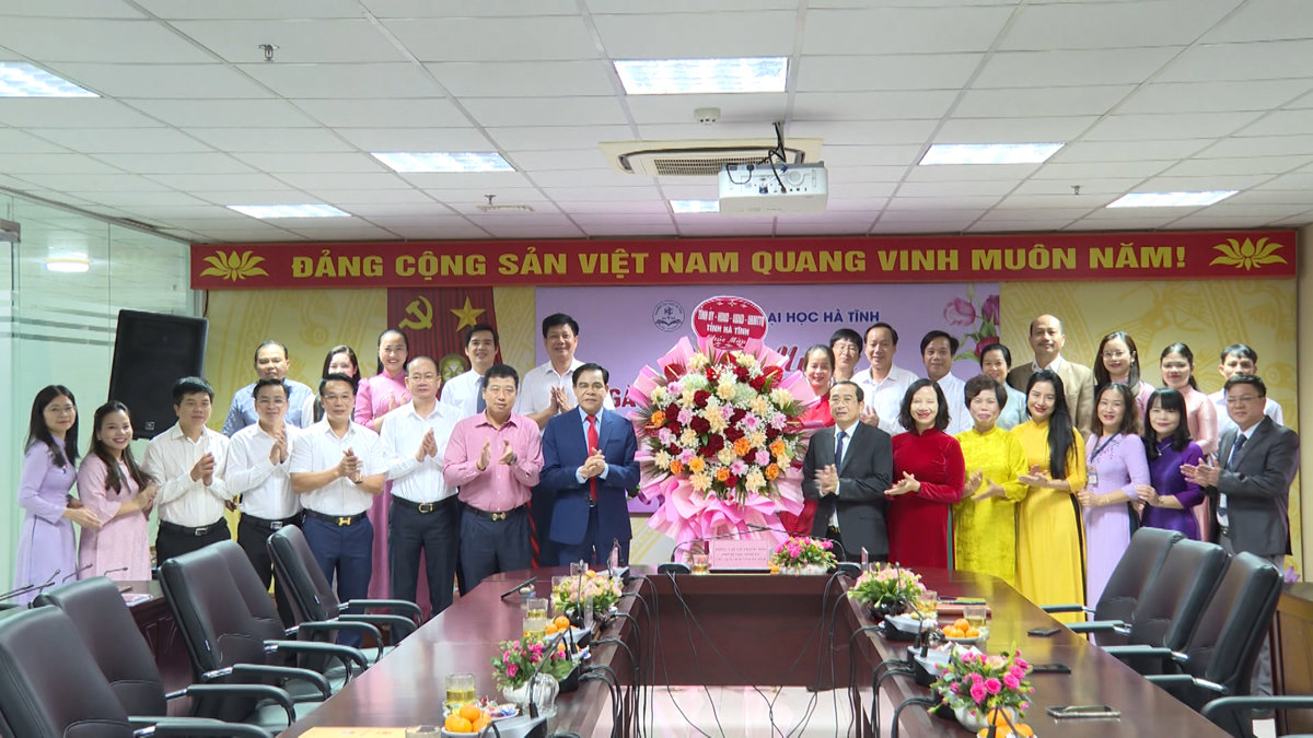 Chủ tịch UBND tỉnh chức mừng ngày Nhà giáo Việt Nam