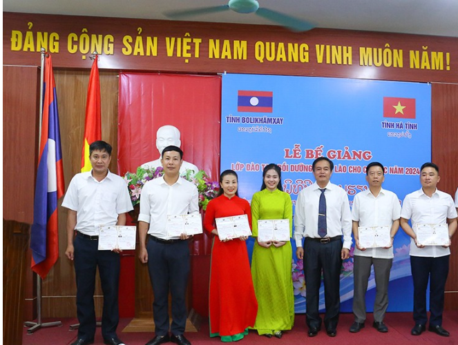 Hà Tĩnh: 15 cán bộ, viên chức được cấp chứng chỉ đào tạo tiếng Lào