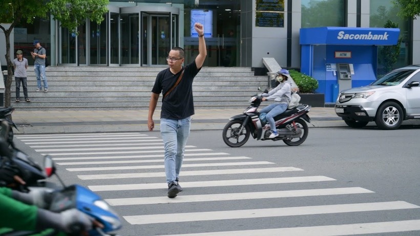 Người đi bộ không ra tín hiệu bằng tay khi sang đường cũng có thể bị phạt
