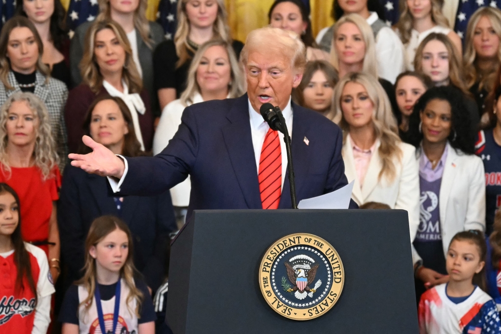 Ông Trump cấm người chuyển giới tham gia thể thao nữ