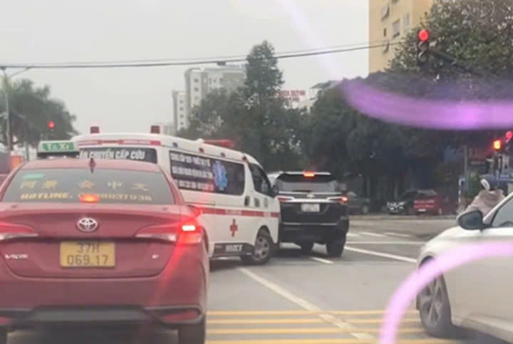 Vượt đèn đỏ nhường đường cho xe ưu tiên sẽ không bị xử phạt