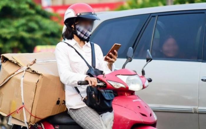 Dừng xe để nghe điện thoại có bị xử phạt?