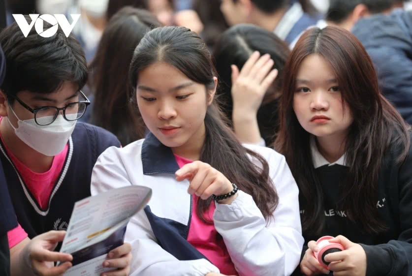 Không học thêm tại trường, học sinh cuối cấp nên ôn tập thế nào?