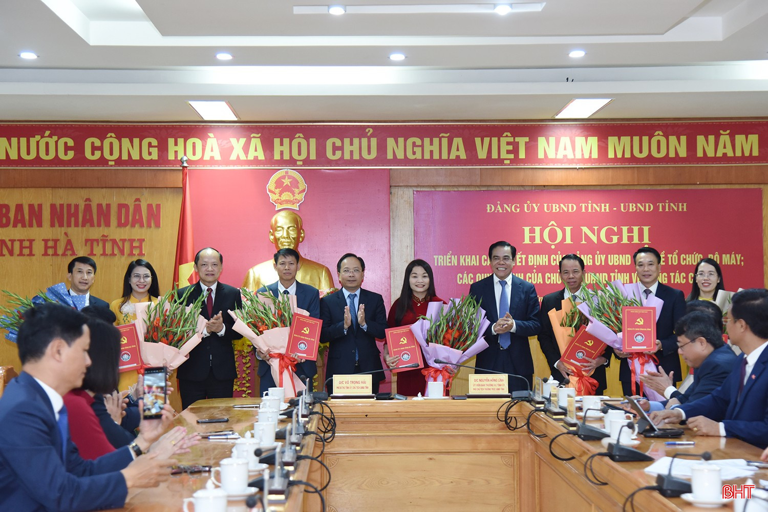 Công bố các quyết định của Đảng ủy UBND tỉnh, Chủ tịch UBND tỉnh về tổ chức bộ máy, công tác cán bộ