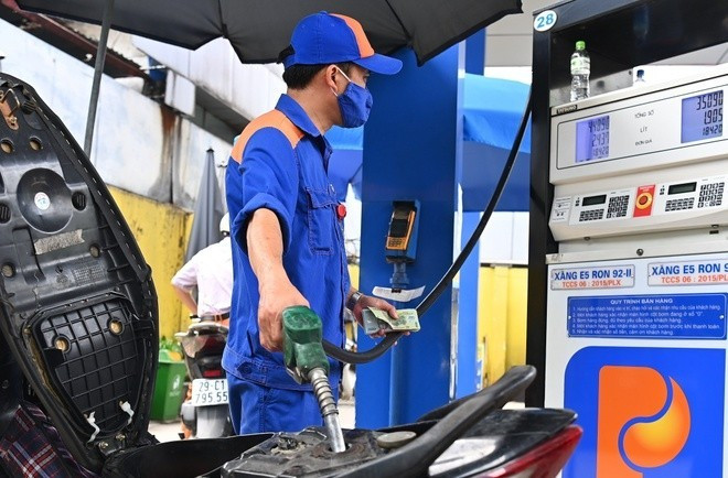 Giá xăng tăng, có loại tăng hơn 400 đồng/lít