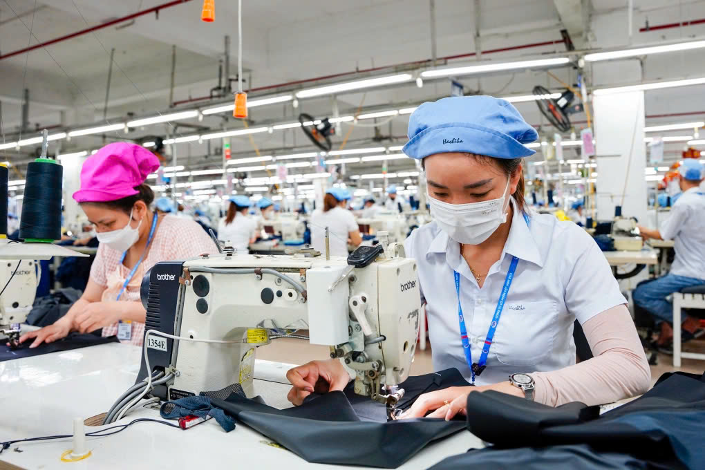 Lương tối thiểu vùng nên áp dụng thế nào khi bỏ cấp huyện?