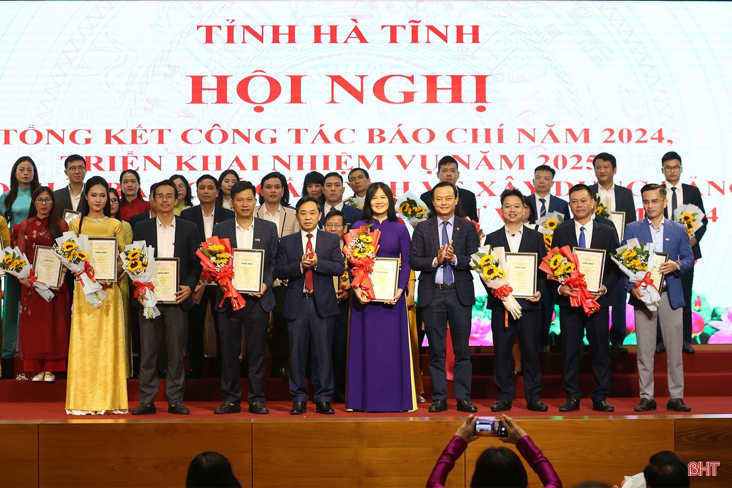 Báo Hà Tĩnh sau hợp nhất đi vào hoạt động từ ngày mai