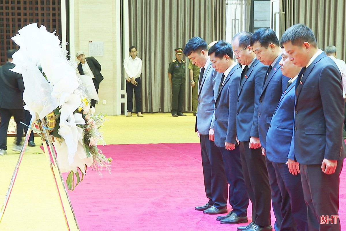 Lãnh đạo tỉnh Hà Tĩnh viếng nguyên Chủ tịch Đảng NDCM Lào Khamtay Siphandone