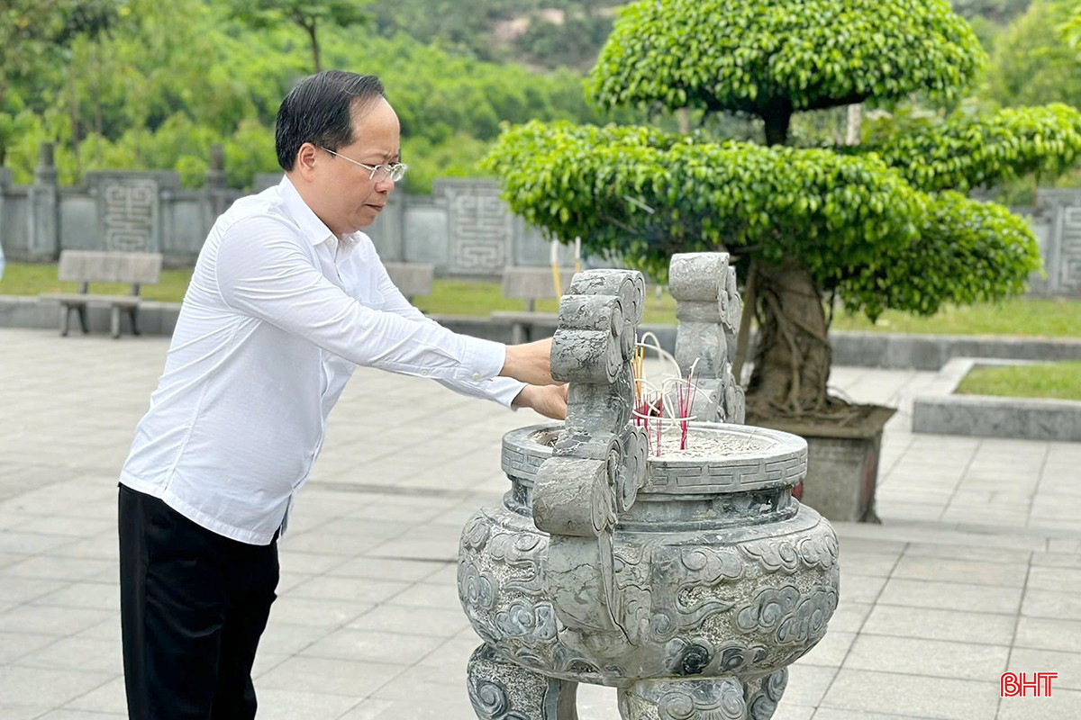 Bí thư Tỉnh ủy dâng hương tưởng niệm cố Tổng Bí thư Hà Huy Tập