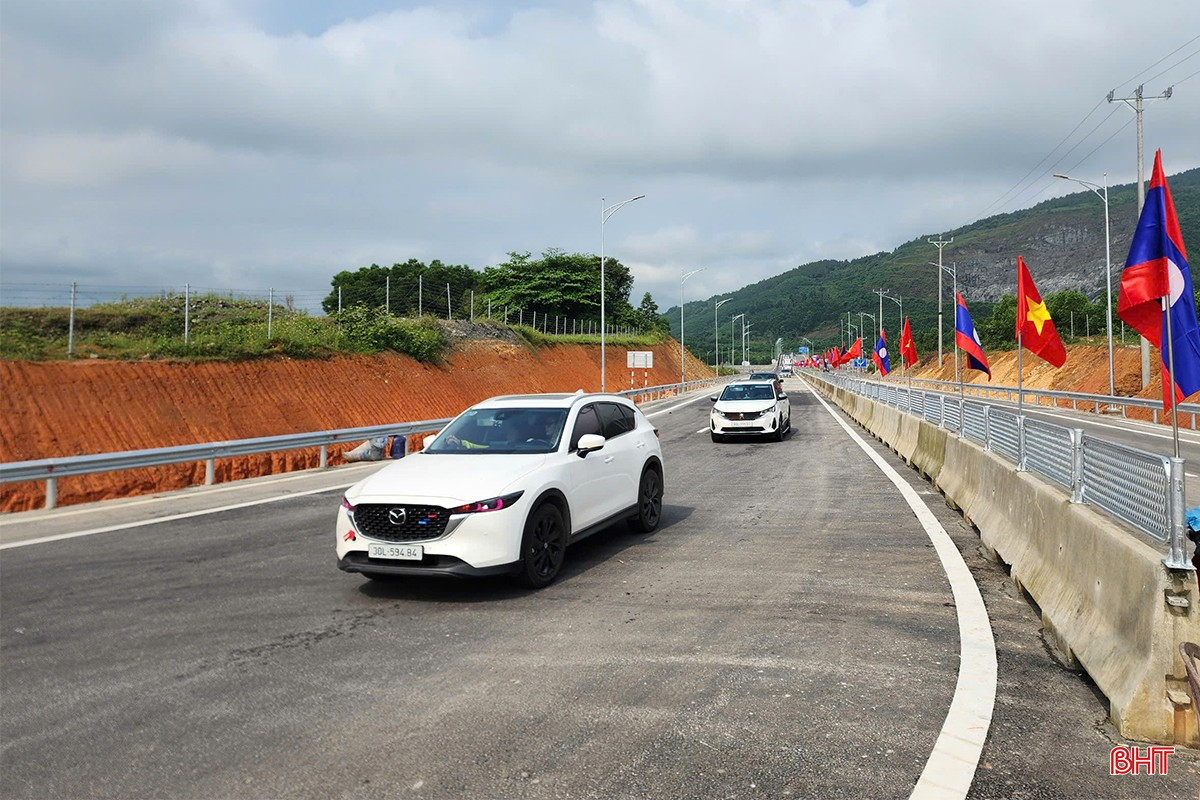 Người dân phấn khởi lưu thông trên cao tốc qua Hà Tĩnh