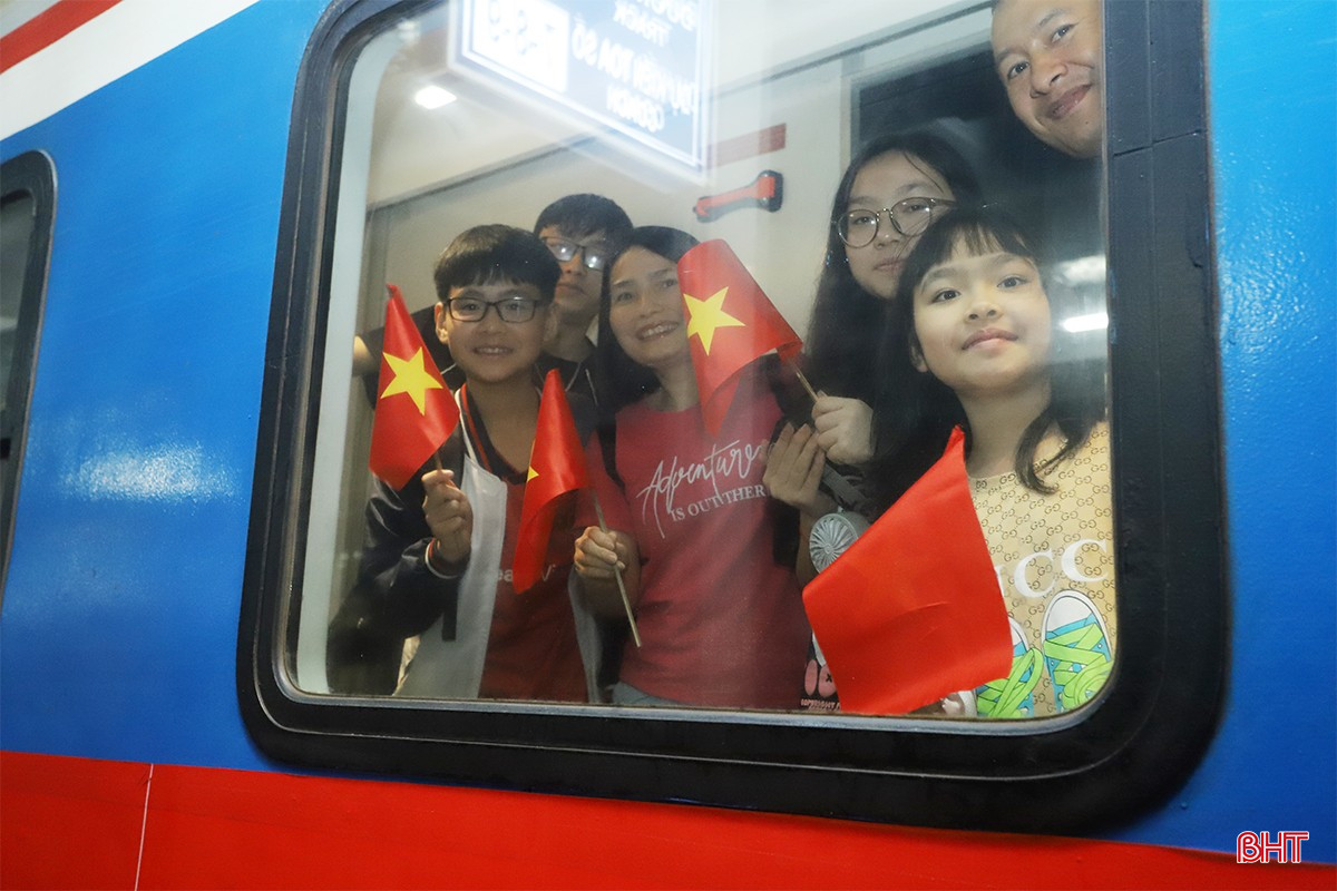 Hành khách Hà Tĩnh tự hào khi có mặt trên "Đoàn tàu Thống Nhất"