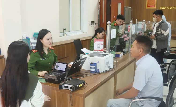 Hà Tĩnh tăng cường đẩy mạnh chuyển đổi số: Từ CCCD đến học bạ số