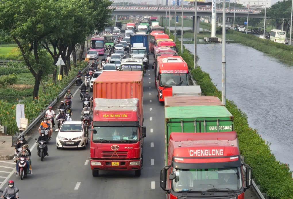 Lãnh đạo Ủy ban An toàn giao thông quốc gia kiến nghị Bộ Xây dựng nghiên cứu tách làn xe cơ giới và thô sơ nhằm hạn chế nguy cơ tai nạn giao thông.