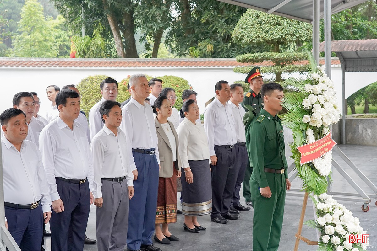 Bí thư Thành ủy Viêng Chăn dâng hương tại Ngã ba Đồng Lộc