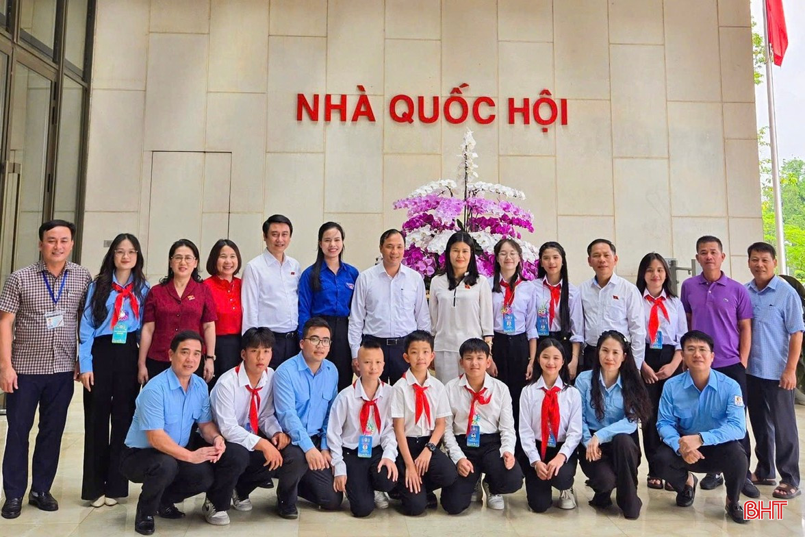 Đoàn đại biểu Hà Tĩnh dự Đại hội Cháu ngoan Bác Hồ thăm Tòa nhà Quốc hội