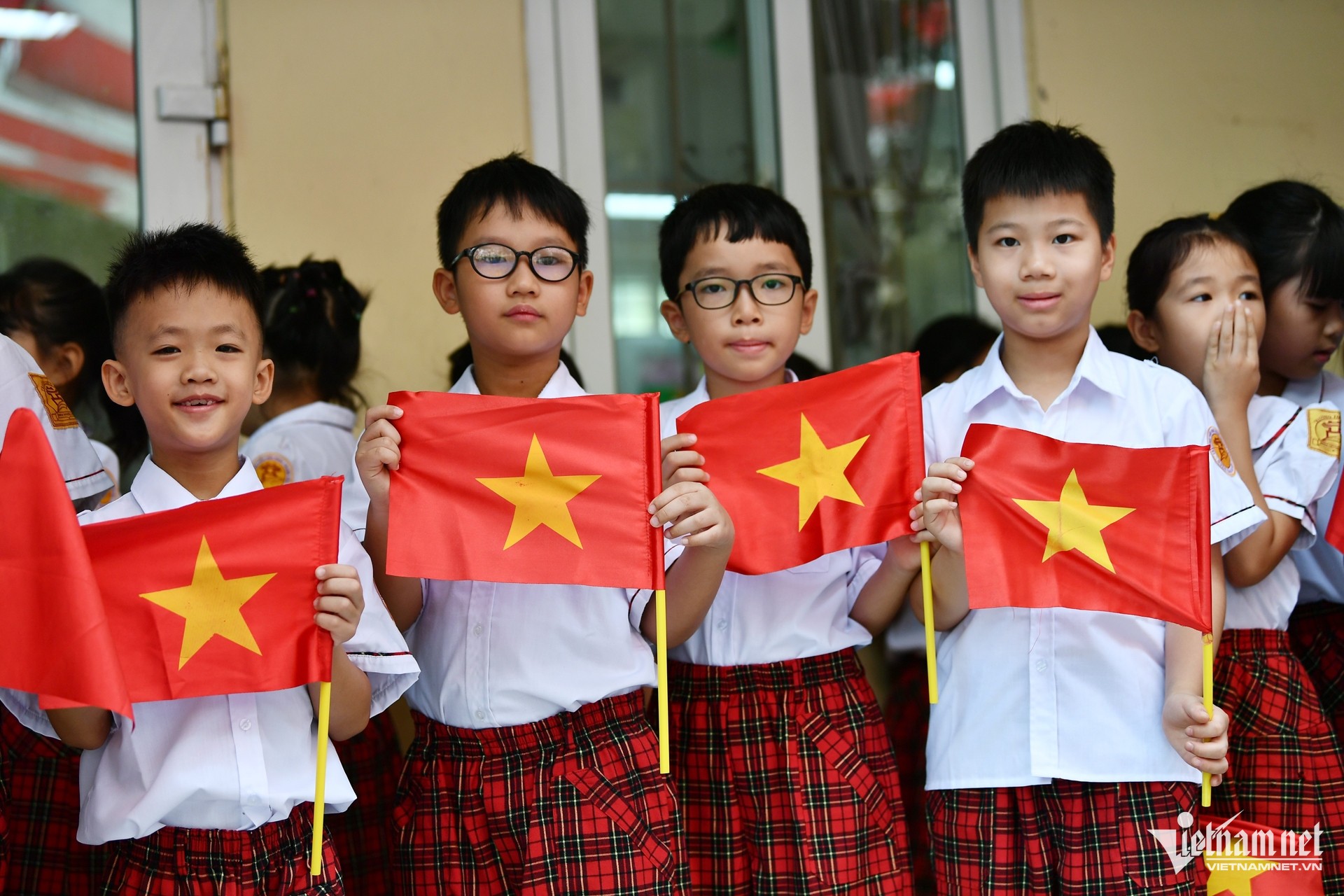 Bộ Chính trị yêu cầu có chính sách hỗ trợ phụ nữ sinh 2 con trước 35 tuổi