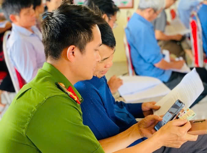 Hà Tĩnh: Công an hướng dẫn người dân sử dụng tiện ích lấy ý kiến sửa đổi Hiến pháp trên VNelD