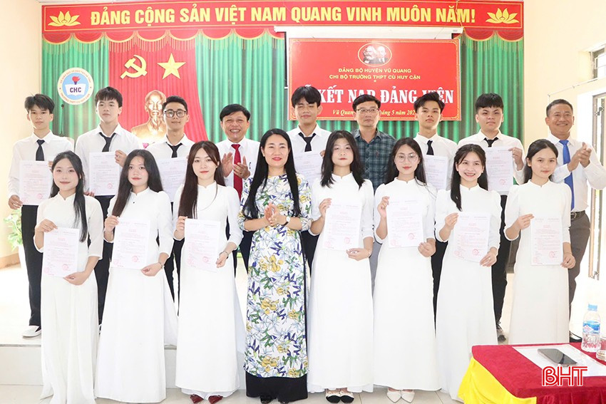 13 học sinh ưu tú ở Vũ Quang được kết nạp Đảng