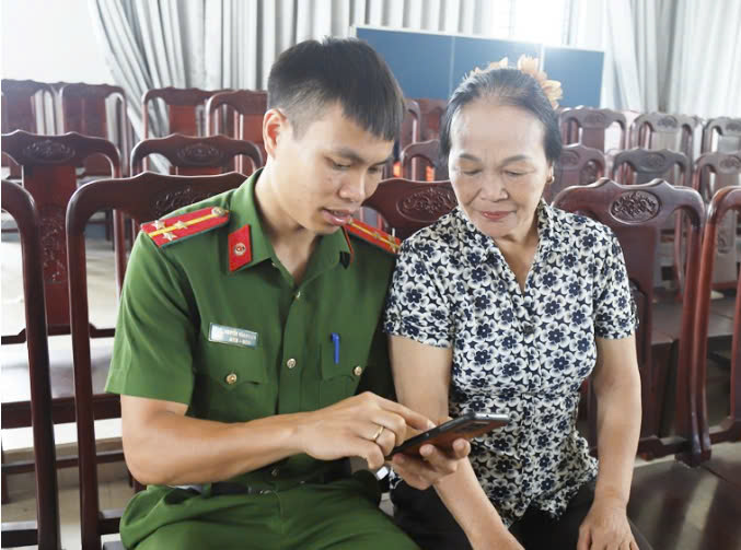 Hỗ trợ người dân ứng dụng chuyển đổi số trong quá trình hoàn thiện thể chế