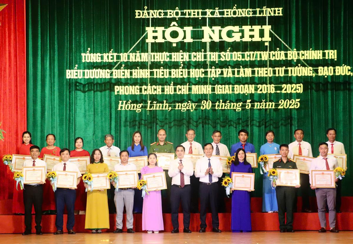 Thị xã Hồng Lĩnh biểu dương 20 tập thể và 25 cá nhân học tập và làm theo tư tưởng, đạo đức, phong cách Hồ Chí Minh