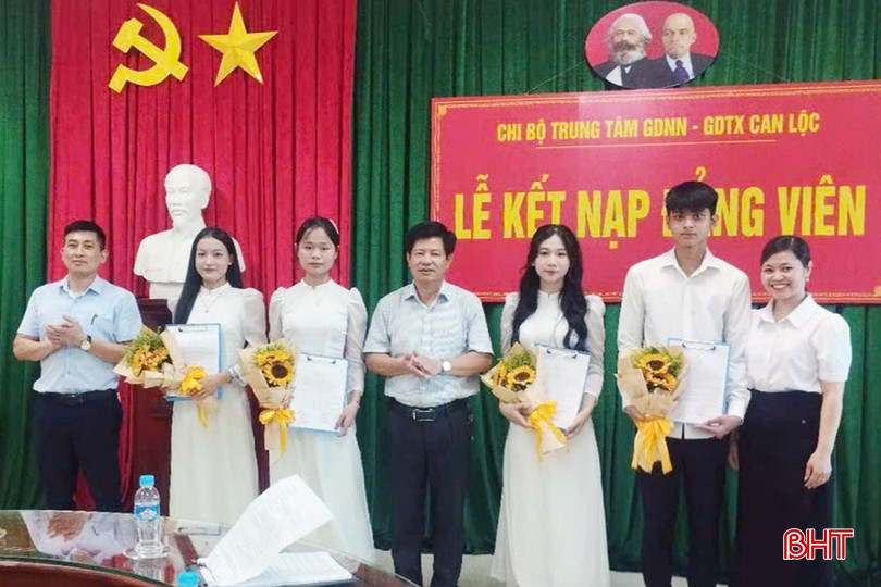 67 học sinh ưu tú ở Can Lộc vinh dự đứng vào hàng ngũ của Đảng