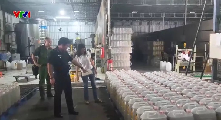 Kinh hoàng: Hàng chục nghìn tấn dầu dùng cho thức ăn chăn nuôi biến thành... dầu ăn cho người
