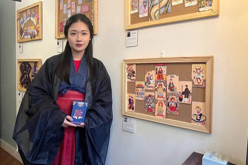 Gen Z người Hà Tĩnh đam mê bảo tồn và phát triển tranh dân gian Hàng Trống