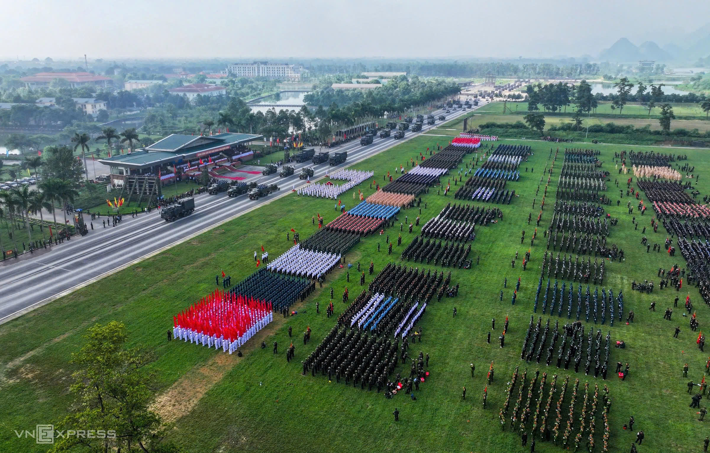 Xe tăng, pháo quân sự hợp luyện diễu binh