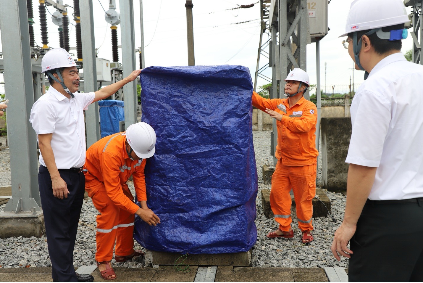 Công ty Điện lực Hà Tĩnh chủ động ứng phó bão số 3 (Wipha), đảm bảo an toàn vận hành lưới điện