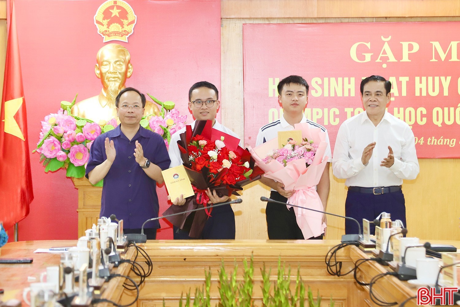 Lãnh đạo tỉnh gặp mặt học sinh đoạt Huy chương Vàng Olympic Toán học quốc tế