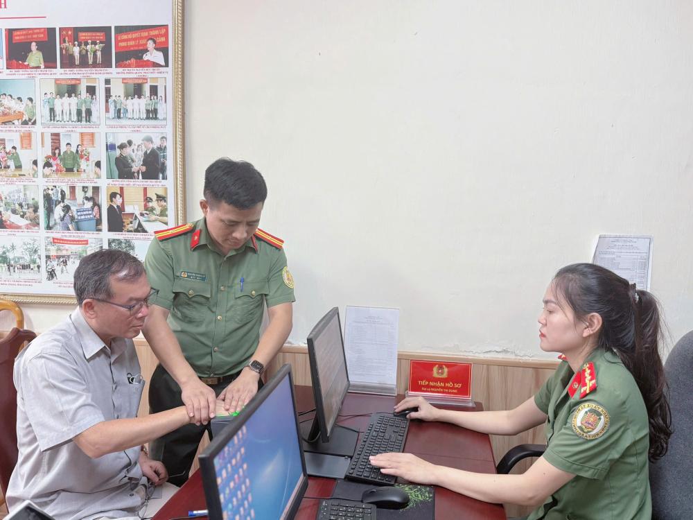 Hà Tĩnh: triển khai cấp tài khoản định danh điện tử mức độ 2 cho người nước ngoài cư trú tại Việt Nam
