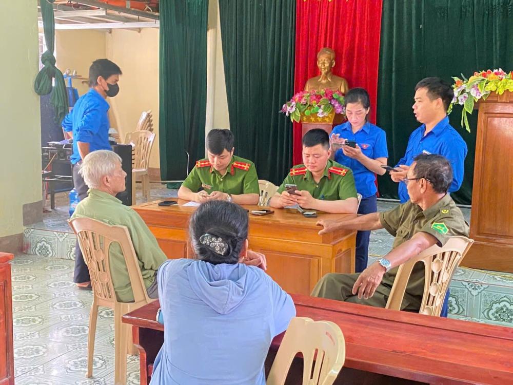 Tích cực tuyên truyền, hướng dẫn người dân góp ý sửa đổi Hiến pháp qua VneID