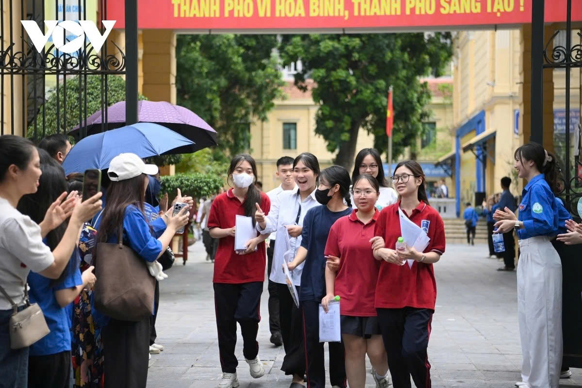 Điểm chuẩn 2025: Ngành hot tiếp tục "cháy vé", thí sinh đổ dồn vào CNTT, Báo chí, Sư phạm
