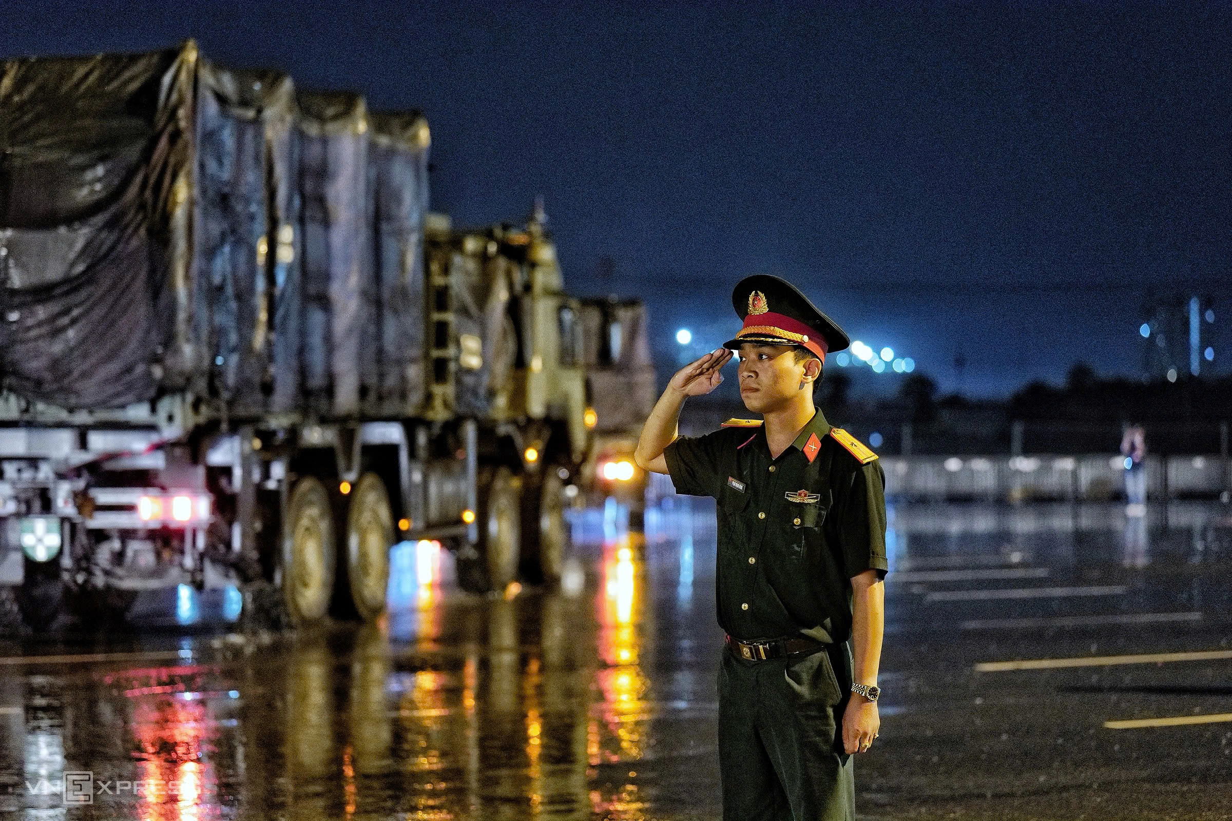 Xe tăng, khí tài quân sự 'hành quân' trong đêm mưa Hà Nội