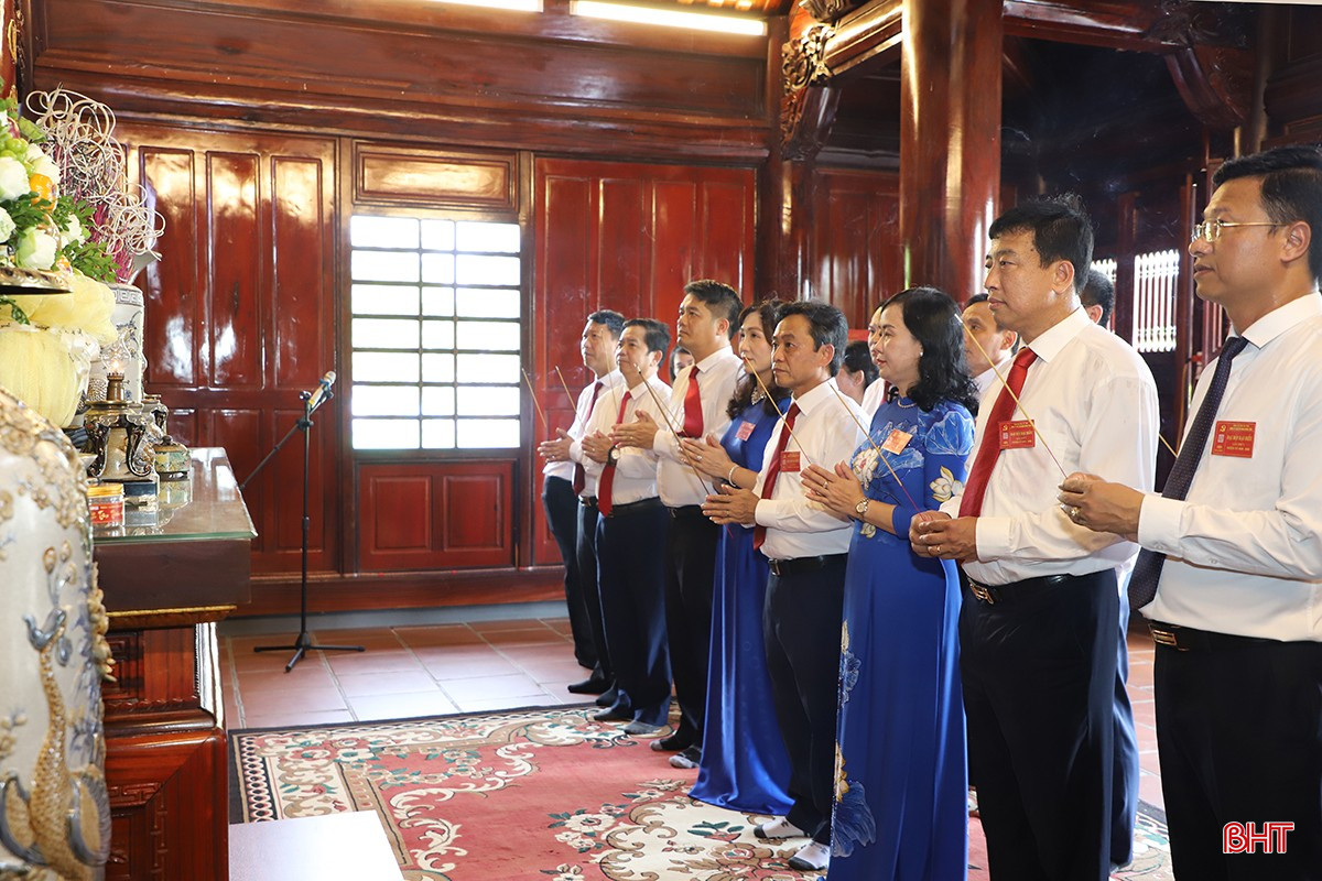 Đoàn Đại biểu Đảng bộ Các cơ quan Đảng tỉnh dâng hương báo công trước thềm đại hội