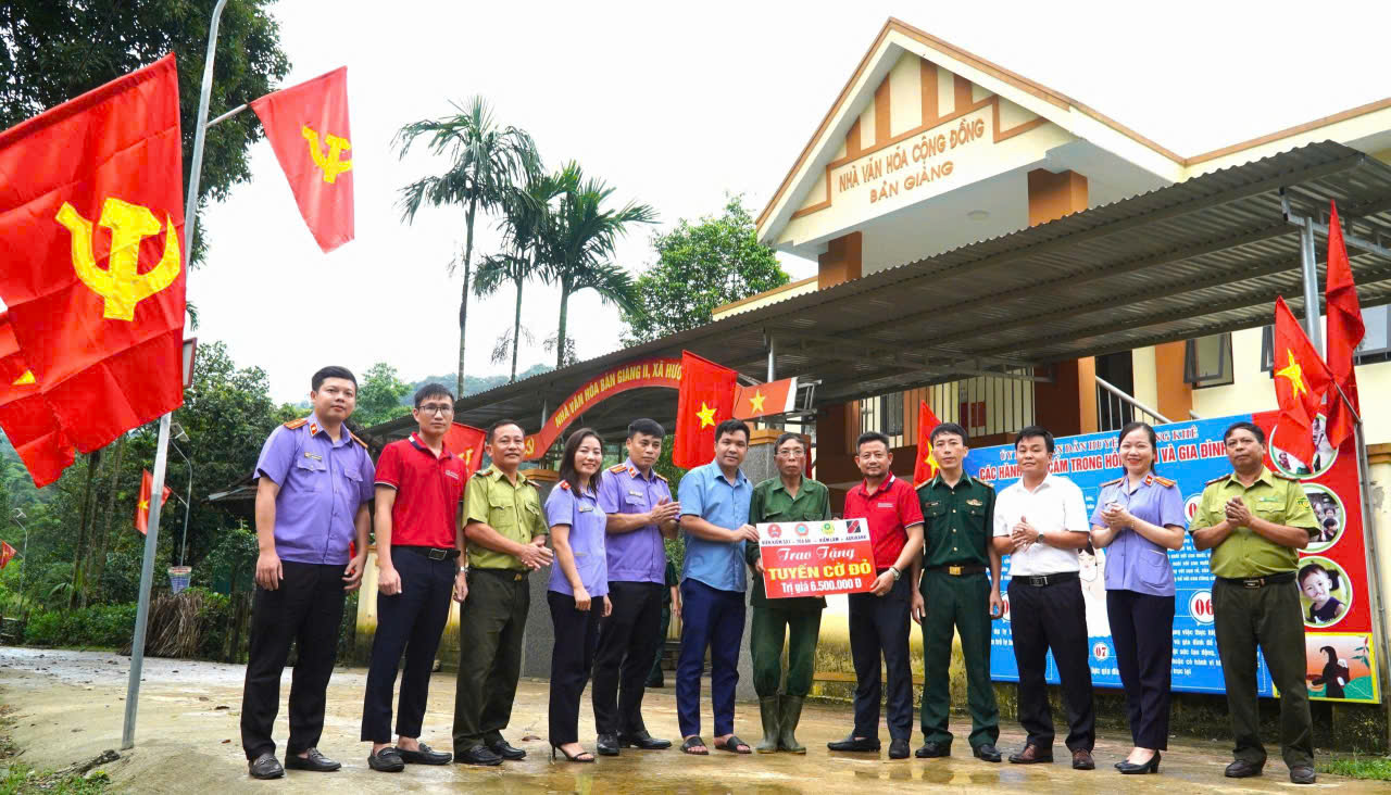 Lan tỏa niềm tự hào: Trao tặng tuyến cờ đỏ sao vàng tại Bản Giàng II, xã Hương Xuân (Hương Khê)