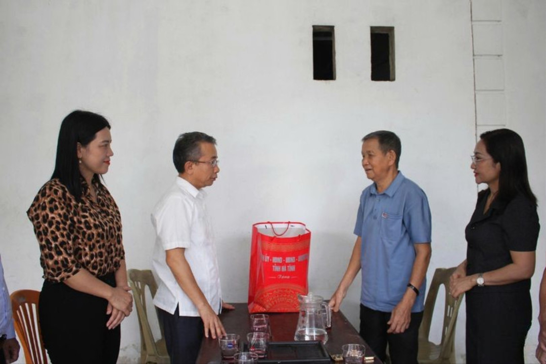 Chủ nhiệm Ủy ban Kiểm tra Tỉnh ủy thăm hỏi, tặng quà gia đình chính sách, người có công