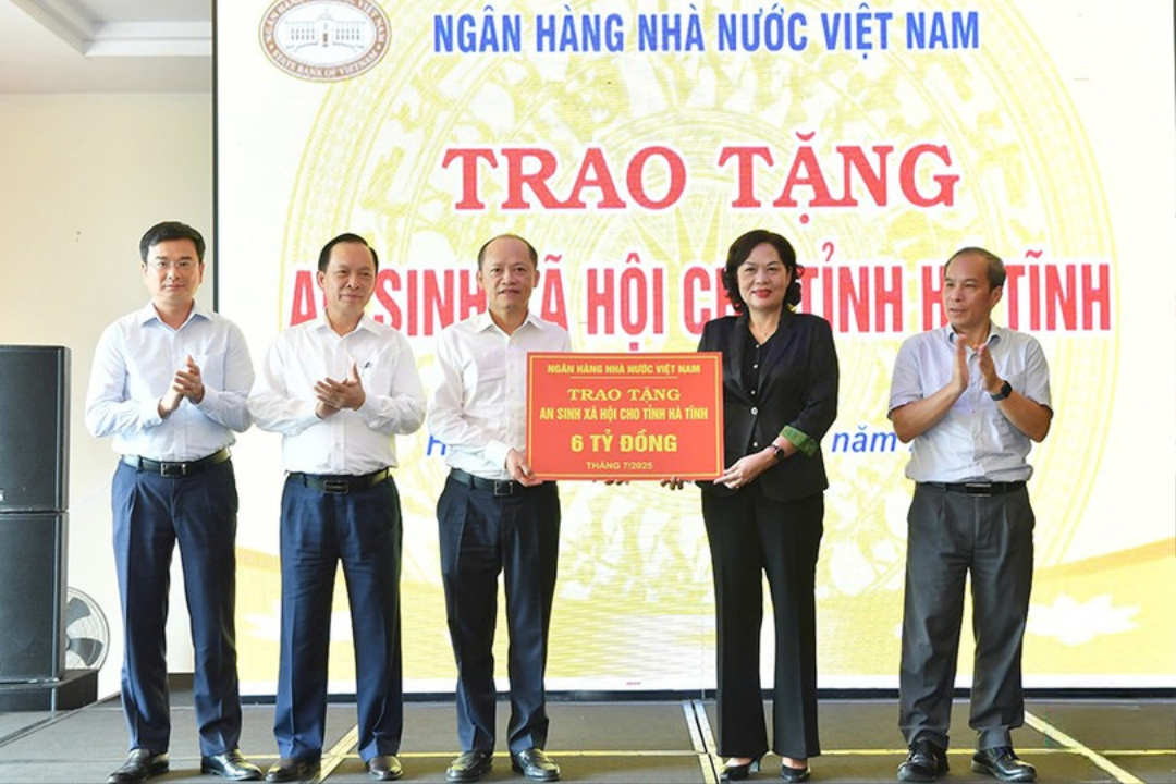 Ngân hàng Nhà nước trao tặng 6 tỷ đồng hỗ trợ an sinh xã hội tại Hà Tĩnh