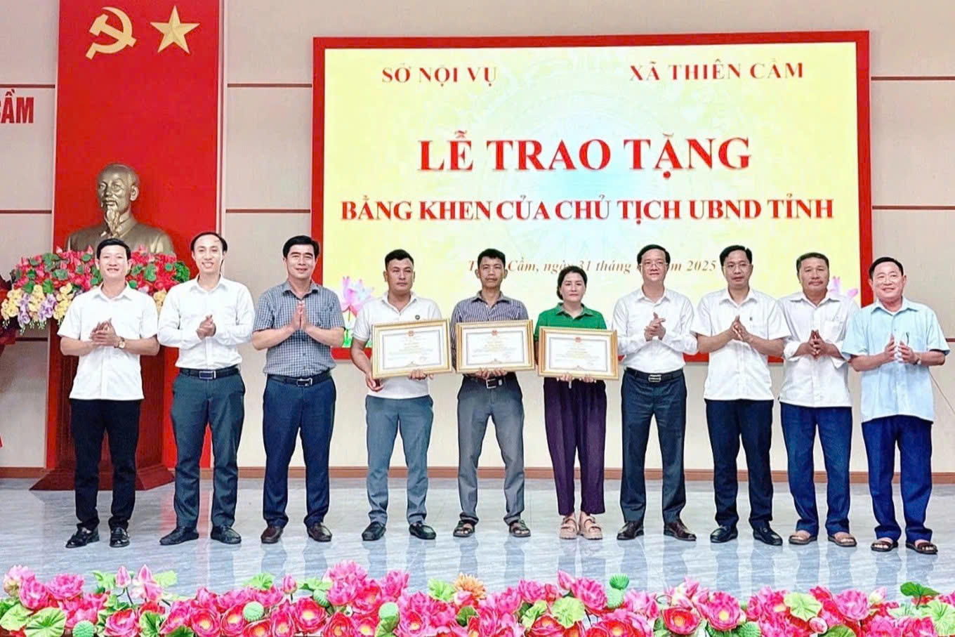 Hà Tĩnh: Khen thưởng 3 công dân cứu người trong vụ tàu chìm ở biển Thiên Cầm