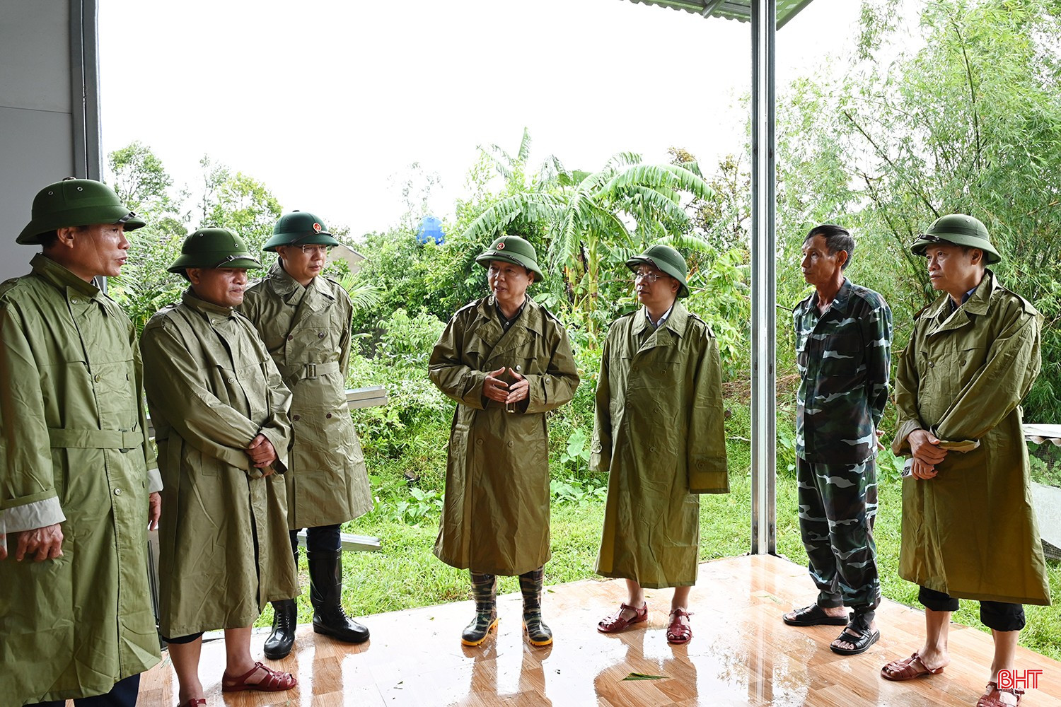 Phó Thủ tướng Trần Hồng Hà động viên Nhân dân Hà Tĩnh khắc phục hậu quả bão số 5