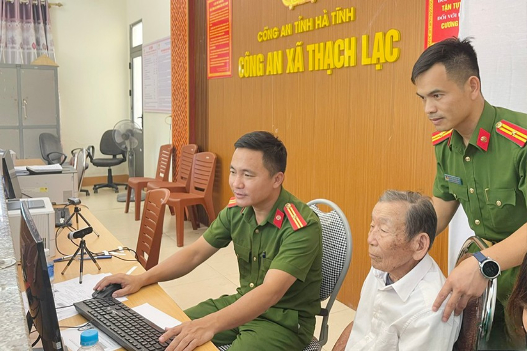 Hà Tĩnh: Phát huy tinh thần gương mẫu trong cấp đổi thẻ đảng viên