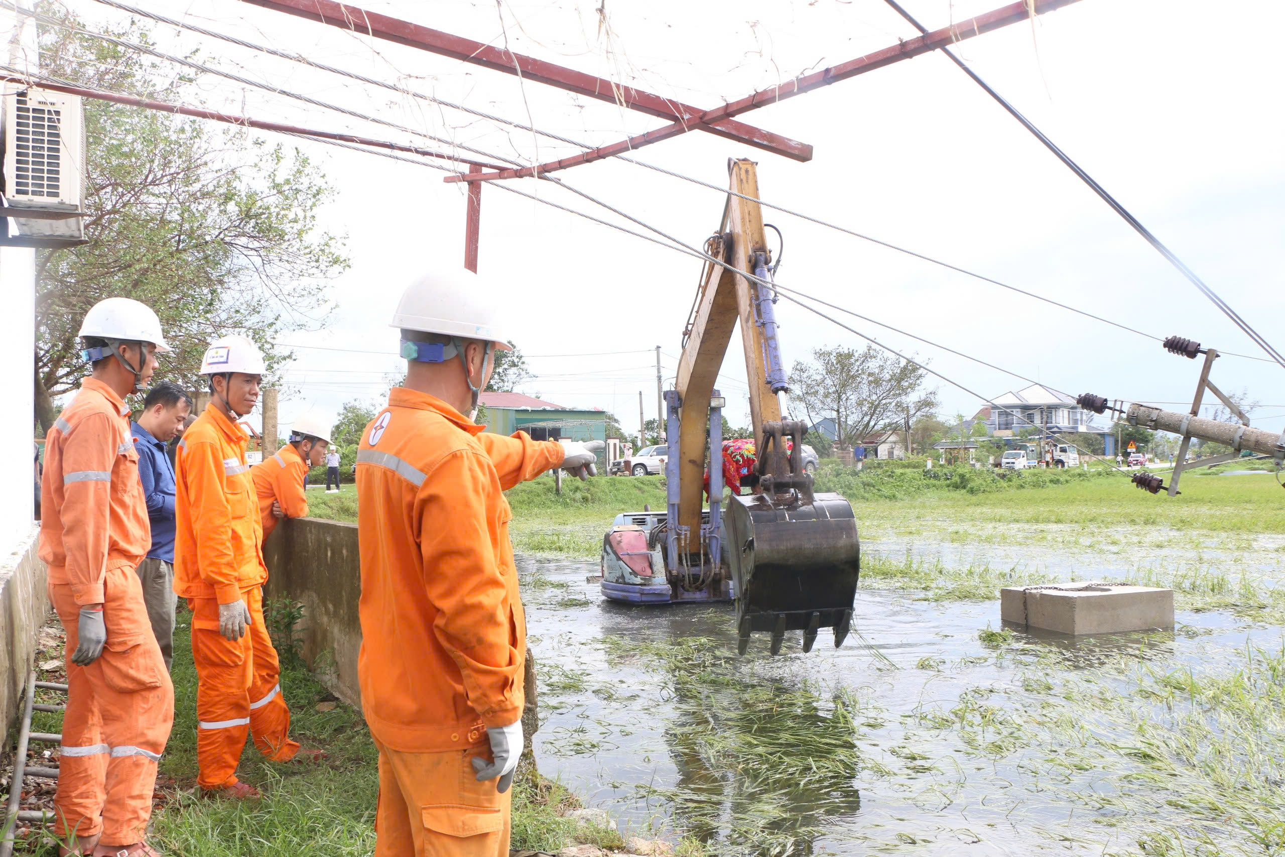 Các đội xung kích EVNNPC, EVNCPC có mặt tại Hà Tĩnh, tiếp cận hiện trường khắc phục sự cố sau bão số 5
